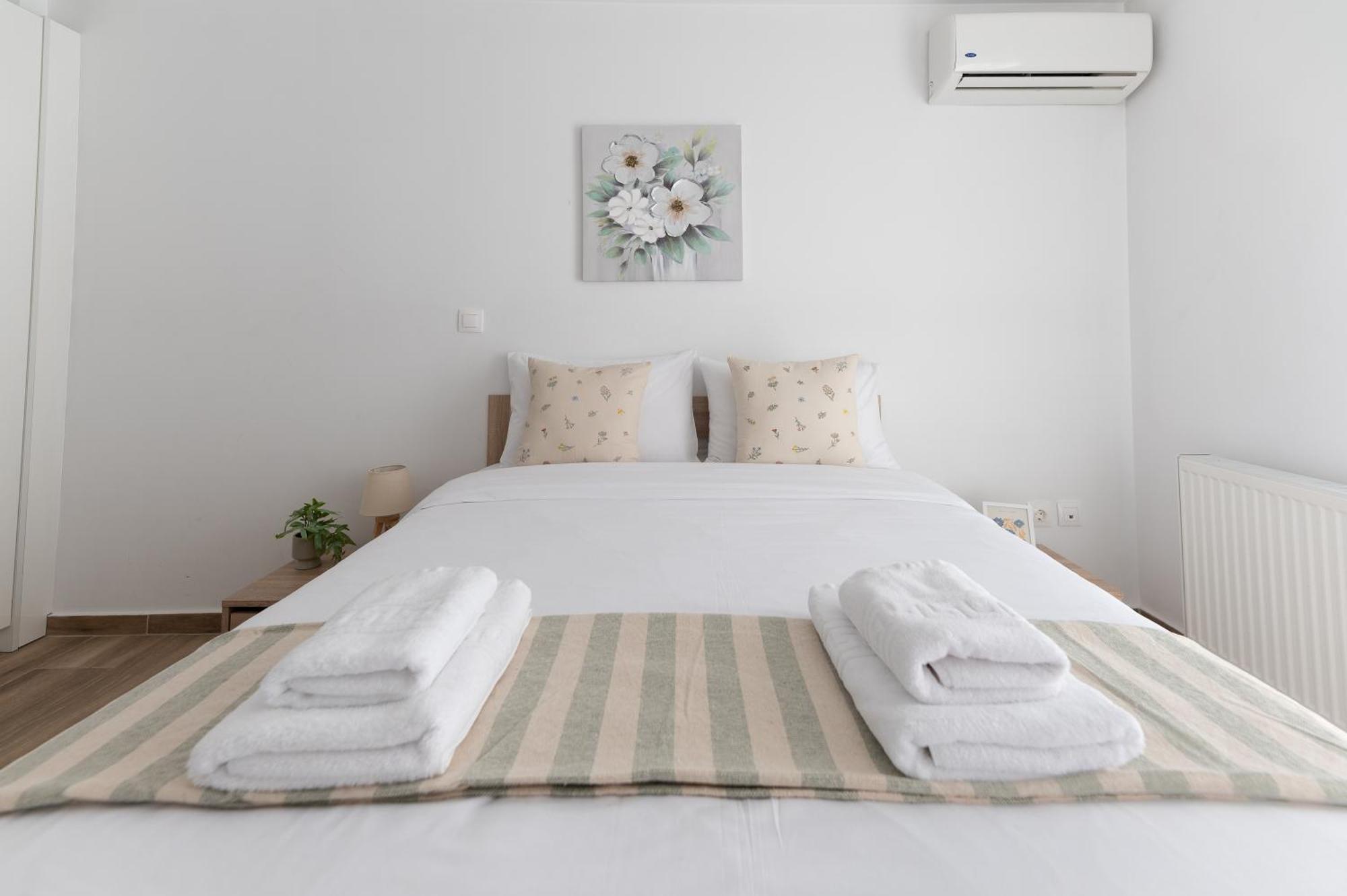 Stylish Spacious Apartment In Palaio Faliro Athens Exterior photo